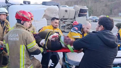 Kontrolden çıkan beton tankeri devrildi : Sürücü ağır yaralı