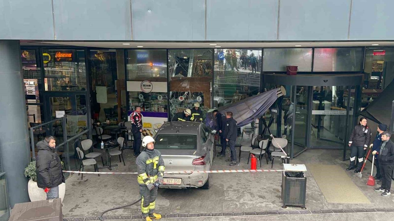 Kontrolden çıkan otomobil AVM’deki kafeye girdi: 1 yaralı