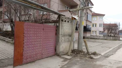 Kontrolden çıkan otomobil ters dönerek demir kapıyı kırıp bahçeye girdi