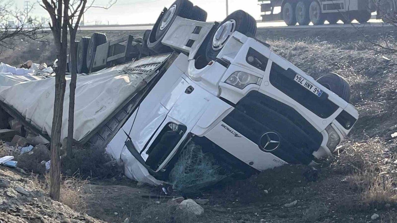 Kontrolden çıkan tır şarampole devrildi: 2 yaralı