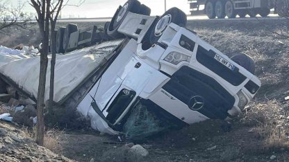 Kontrolden çıkan tır şarampole devrildi: 2 yaralı