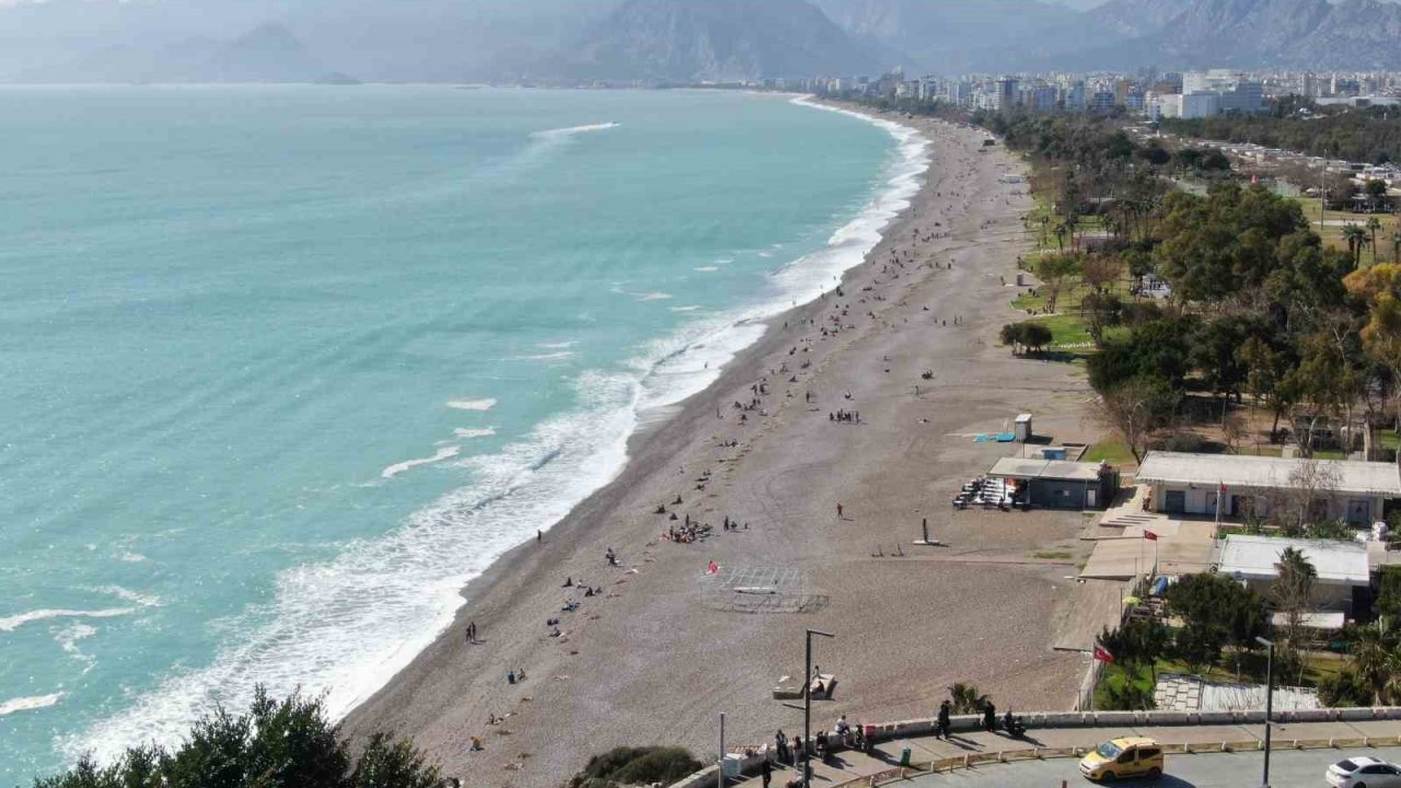 Konyaaltı Sahili’nde selin izleri arasında deniz keyfi