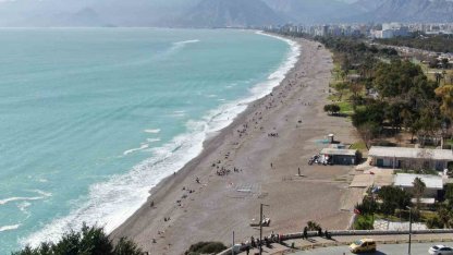 Konyaaltı Sahili’nde selin izleri arasında deniz keyfi