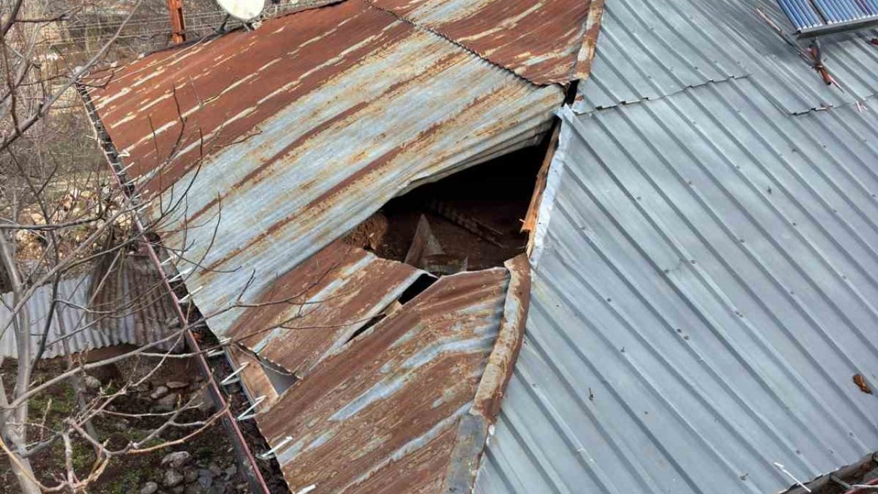 Konya’da dağdan kopan kaya parçası evin damına düştü