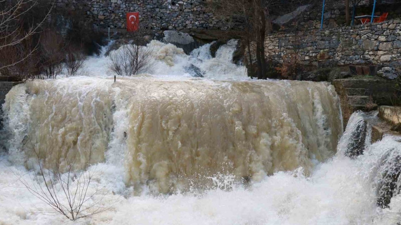 Konya’da eriyen kar suları Göksu Nehri’ni coşturdu