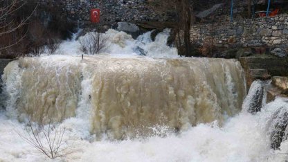 Konya’da eriyen kar suları Göksu Nehri’ni coşturdu