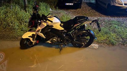 Köpeğe çarpmamak için manevra yapan motosikletin sürücüsü savrularak yaralandı