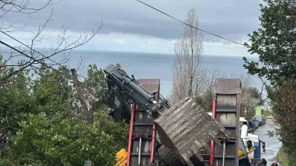 Kozlu’da kepçe dorseden yola düştü, ulaşım bir süre aksadı