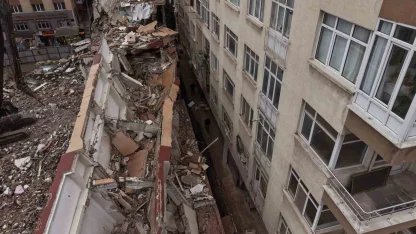 Küçükçekmece’de yıkımı yapılan binadan kopan beton parçaları yan binanın üzerine düştü