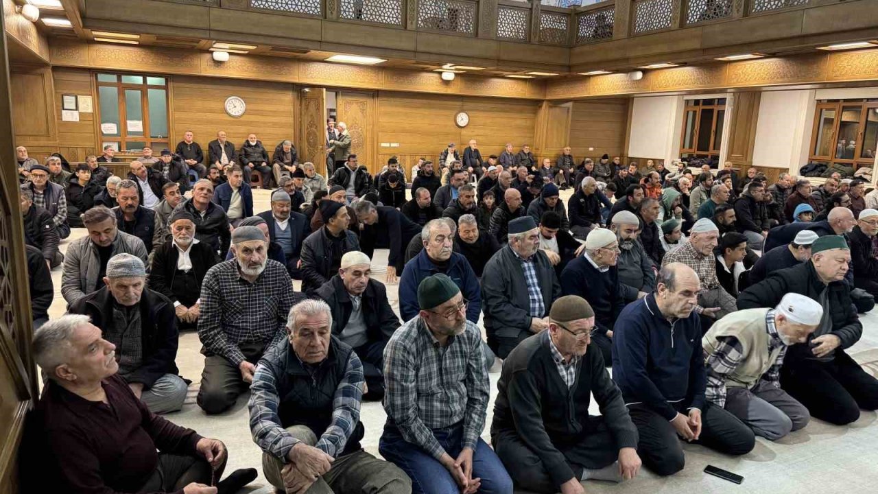 Kulu’da ilk teravih namazında camiler doldu