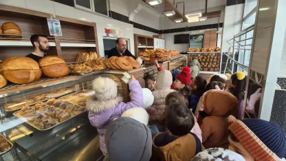 Kur’an kursu öğrencileri askıda ekmek uygulamasına destek verdi