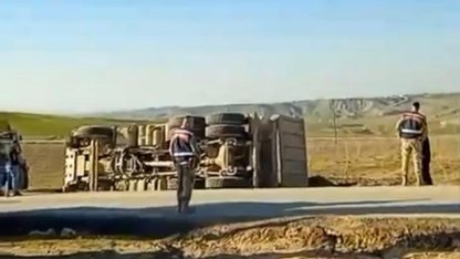 Kurtalan’da hafriyat kamyonu devrildi: 1 yaralı