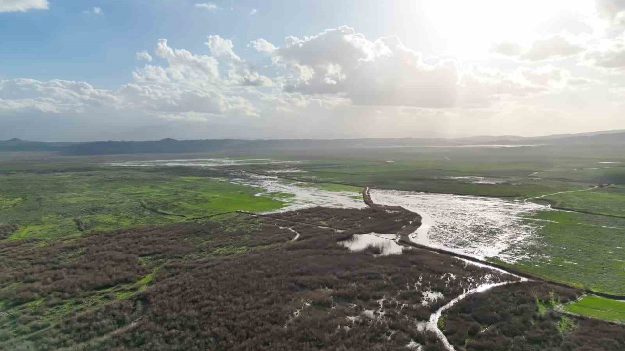 Kuruyan Marmara Gölü’ne yeniden su girişi başladı