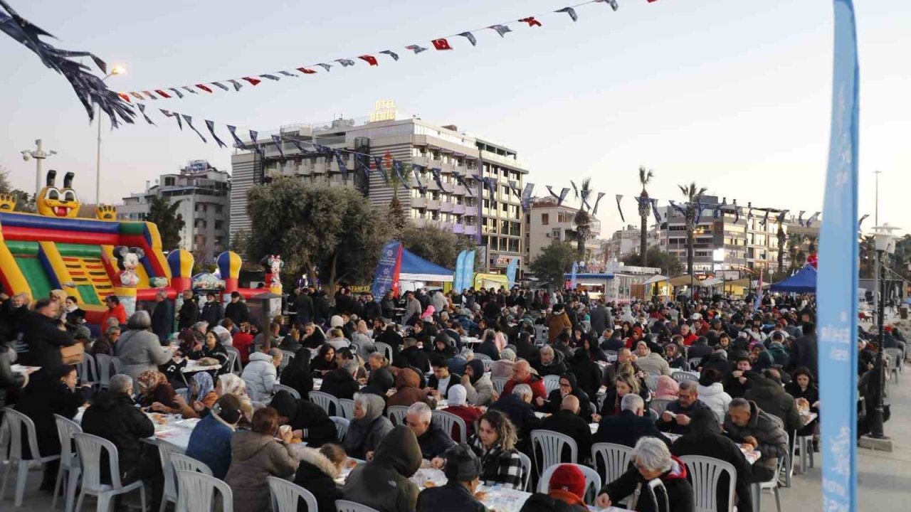 Kuşadası’nda Aydın Büyükşehir Belediyesi’nin İftar Programı’na vatandaşlardan yoğun ilgi