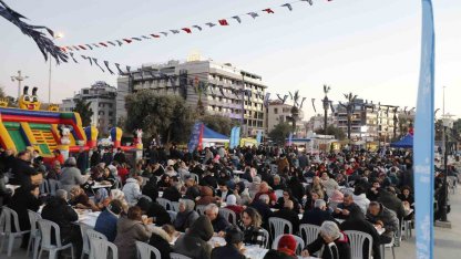 Kuşadası’nda Aydın Büyükşehir Belediyesi’nin İftar Programı’na vatandaşlardan yoğun ilgi