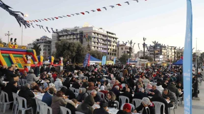 Kuşadası’nda Aydın Büyükşehir Belediyesi’nin İftar Programı’na vatandaşlardan yoğun ilgi