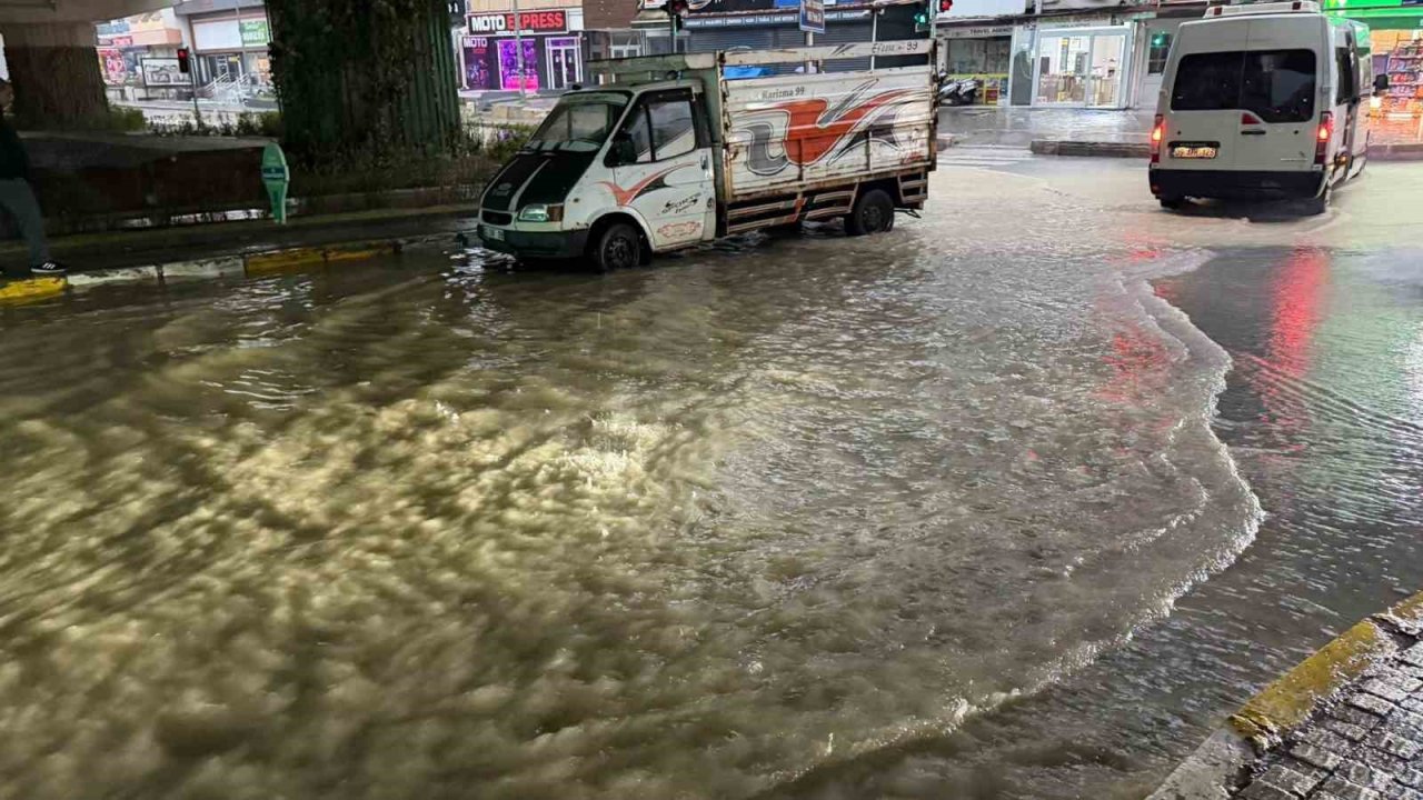 Kuşadası’nda şiddetli yağış ve dolu etkili oldu
