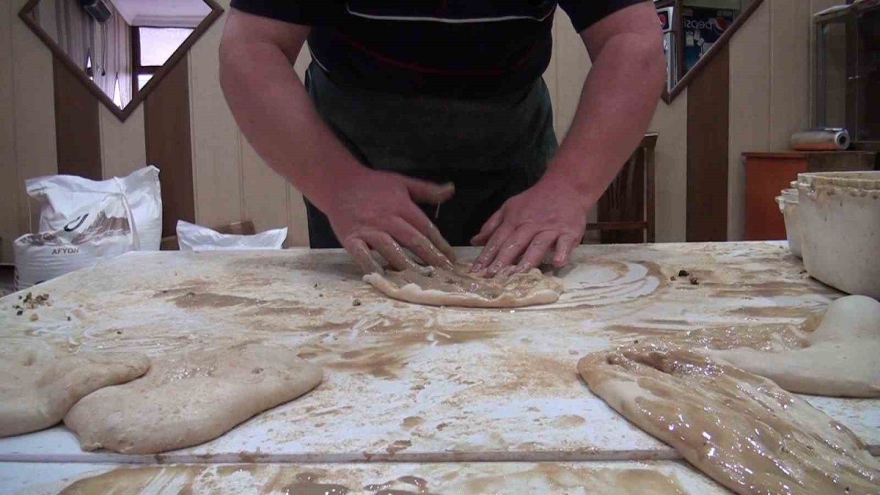 Kütahya’da Ramazan ayının vazgeçilmez lezzeti: Tahinli pide