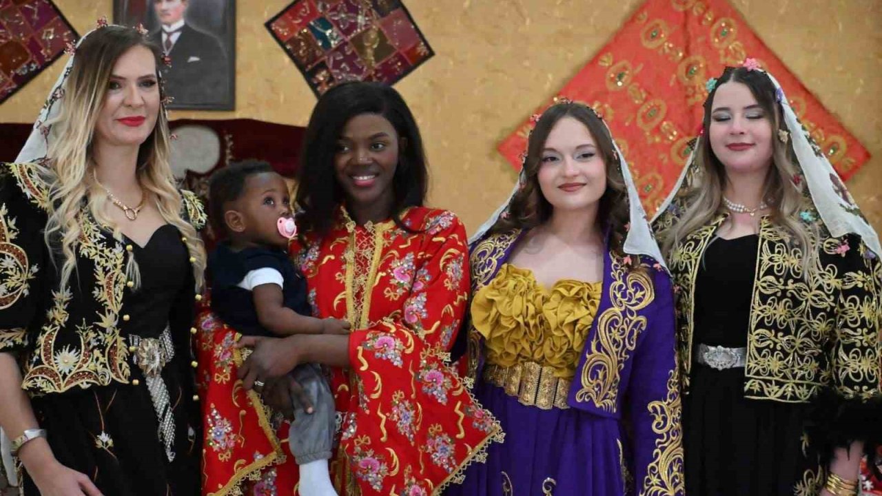 Kütahya’da şalvar etkinliğinde Kongolu Michelle ilgi odağı oldu