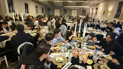 Lise öğrencileri ve öğretmenleri iftar sofrasında buluştu
