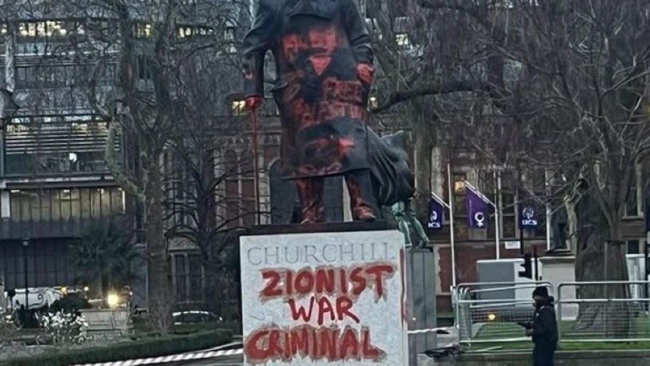 Londra’daki Winston Churchill heykeline kırmızı boyalarla İsrail protestosu