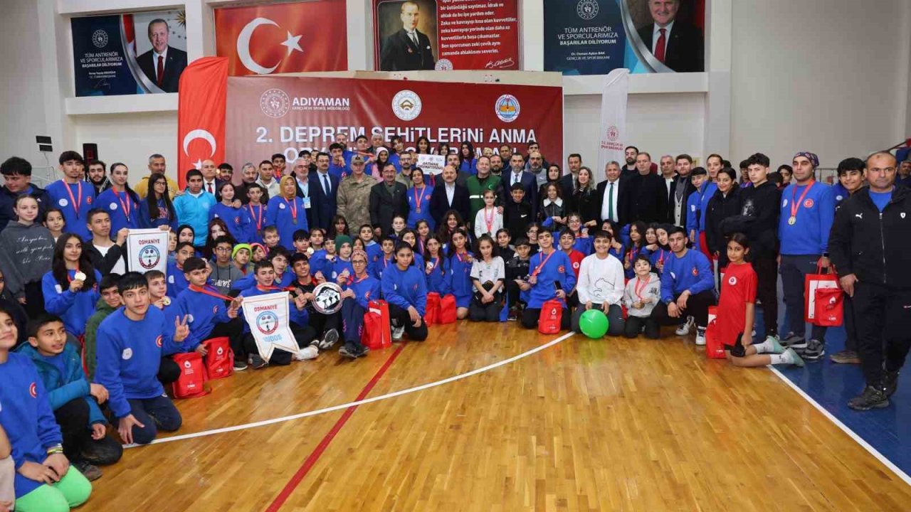 Madalyalar deprem şehitlerinin anısına verildi