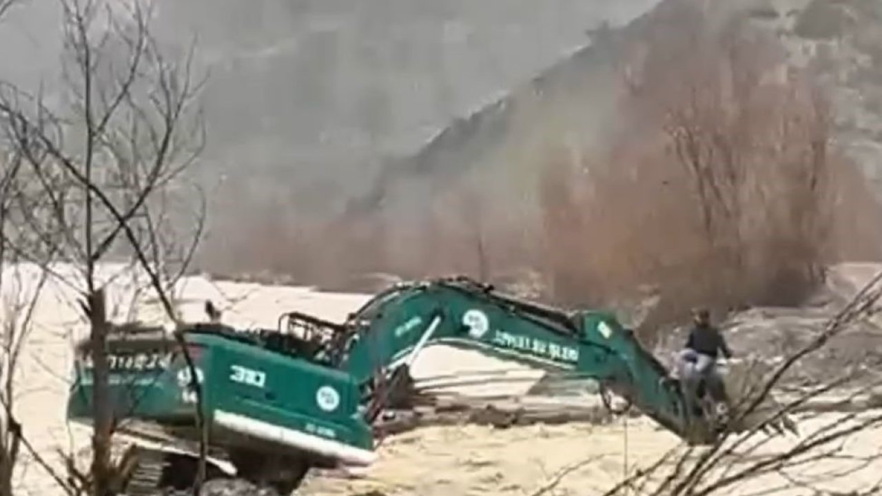 Mahsur kalan vatandaş iş makinesi ile kurtarıldı