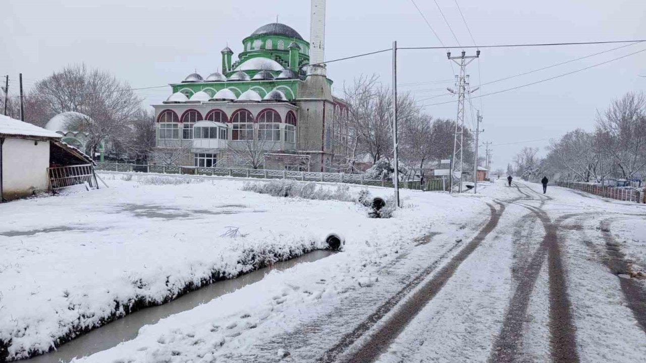 Malkara beyaza büründü : Kar yağışı etkili oluyor