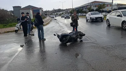 Manavgat’ta otomobille çarpışan motosikletli yaralandı
