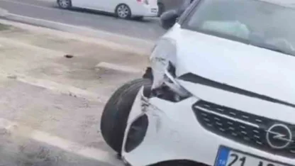 Mardin’de minibüs ile otomobil çarpıştı: 2 yaralı