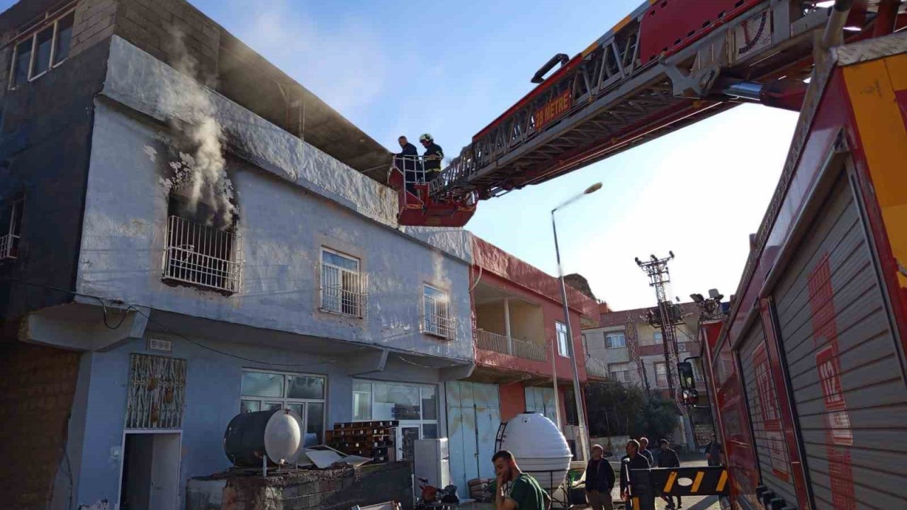 Mardin’de müstakil evde yangın: 3 kişi dumandan etkilendi