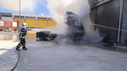 Mardin’de park halindeki tırın çekicisi yandı