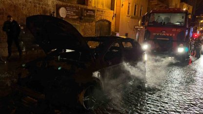 Mardin’de seyir halindeki otomobilde çıkan yangın söndürüldü