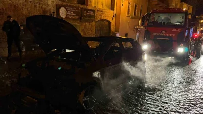 Mardin’de seyir halindeki otomobilde çıkan yangın söndürüldü