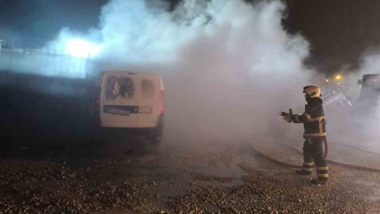 Mardin’de seyir halindeki ticari araç alevlere teslim oldu