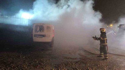 Mardin’de seyir halindeki ticari araç alevlere teslim oldu