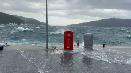 Marmaris’te şiddetli rüzgar denizi taşırdı