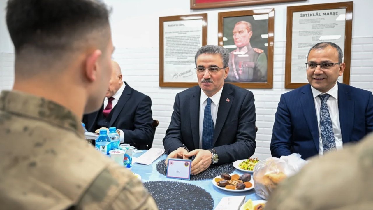 Mehmetçikle iftar yaptılar