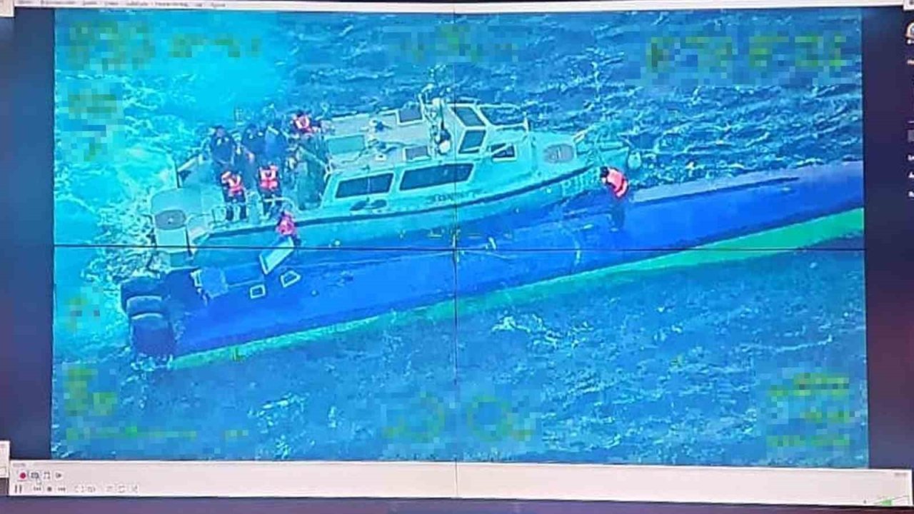 Meksika Donanması, yaklaşık 4 ton uyuşturucu taşıyan denizaltıyı ele geçirdi