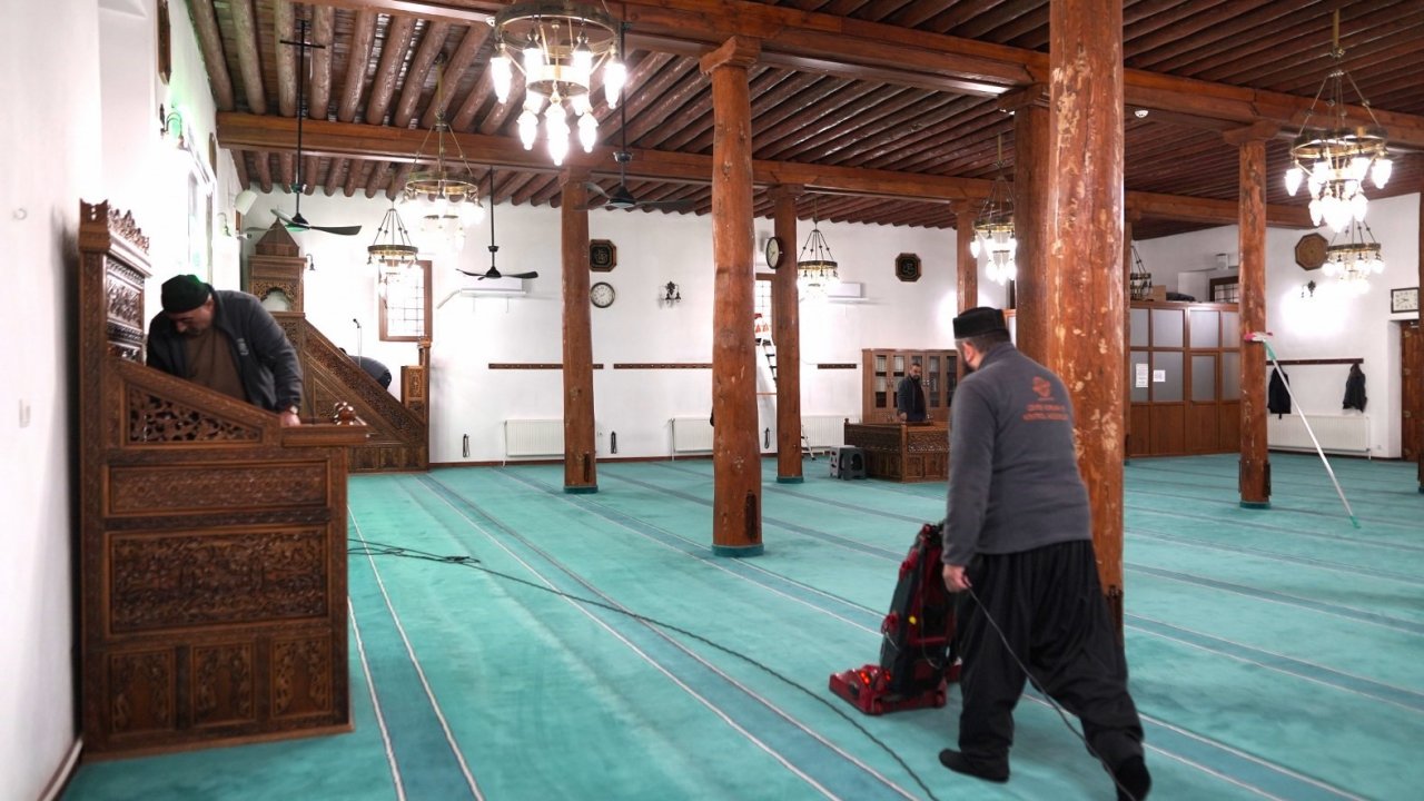 Melikgazi’de camiler Ramazan için temizleniyor