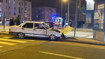 Melikgazi’de iki otomobil kavşakta çarpıştı