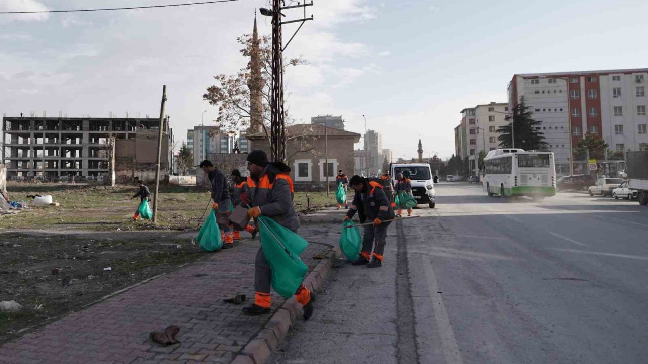 Melikgazi’de şiddetli rüzgarın etkileri temizlendi