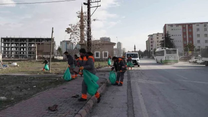 Melikgazi’de şiddetli rüzgarın etkileri temizlendi