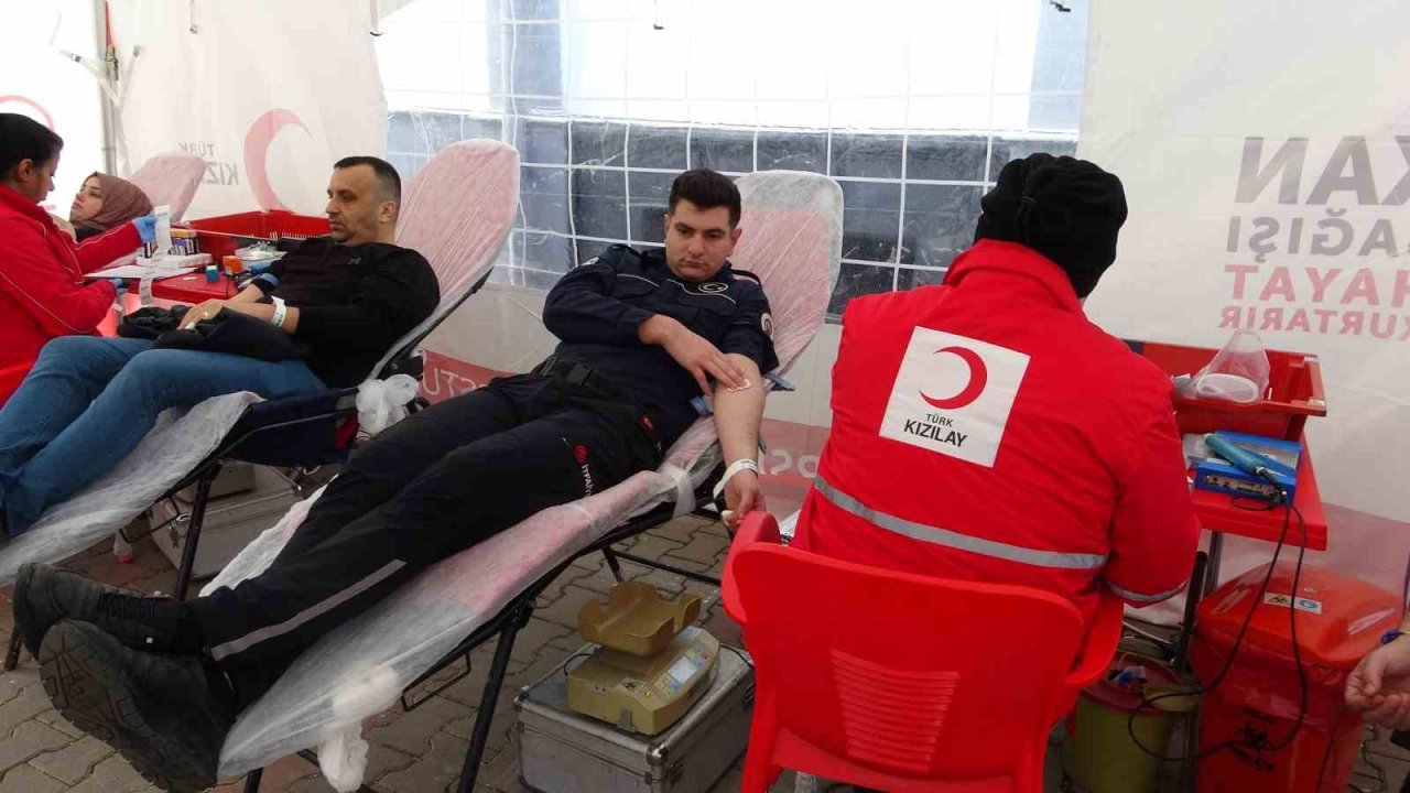 Mersin’de kan veren itfaiye erleri öğrencilerden alkış aldı