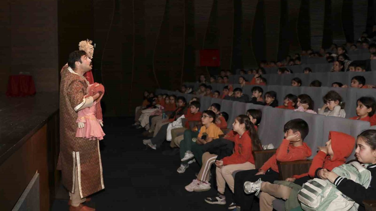 Mersin’de Şehir Tiyatrosu gençleri ‘Bilge Hekim Lokman’ ile buluşturdu