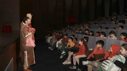 Mersin’de Şehir Tiyatrosu gençleri ‘Bilge Hekim Lokman’ ile buluşturdu