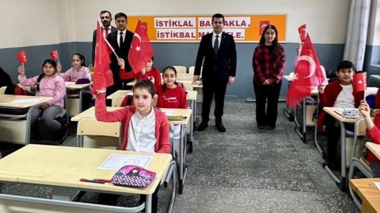 Mihalıççık’ta ilk ders ’Bayrak Sevgisi’ oldu