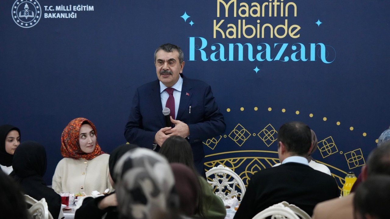 Milli Eğitim Bakanı Tekin, Erzurum’da şehit aileleri ve gazilerle buluştu, ilk iftarını öğrencilerle açtı