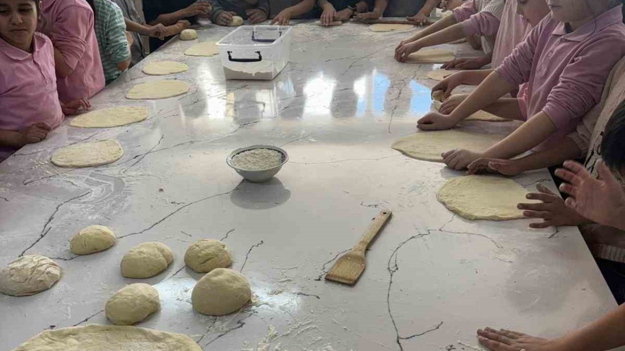 Miniklerin pişirdikleri sıcacık pideler kalpleri de ısıttı