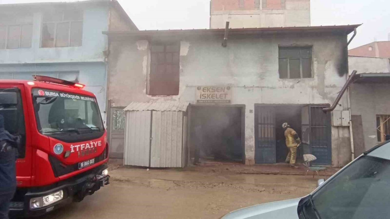 Mobilya imalathanesinde yangın